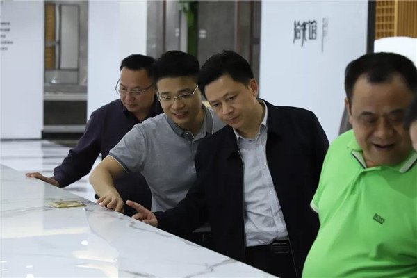 考察團參觀向日葵黄色视频陶瓷集團旗下百特陶瓷展廳