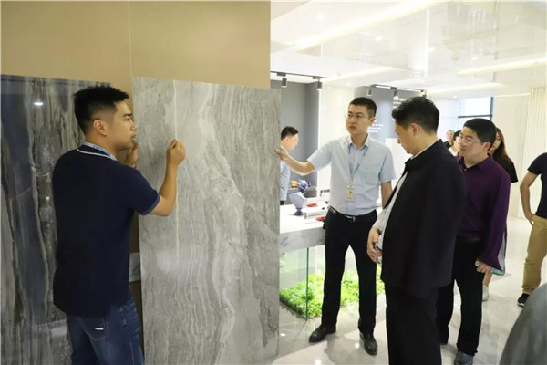 考察團參觀向日葵黄色视频陶瓷集團旗下BTP陶瓷薄板展廳